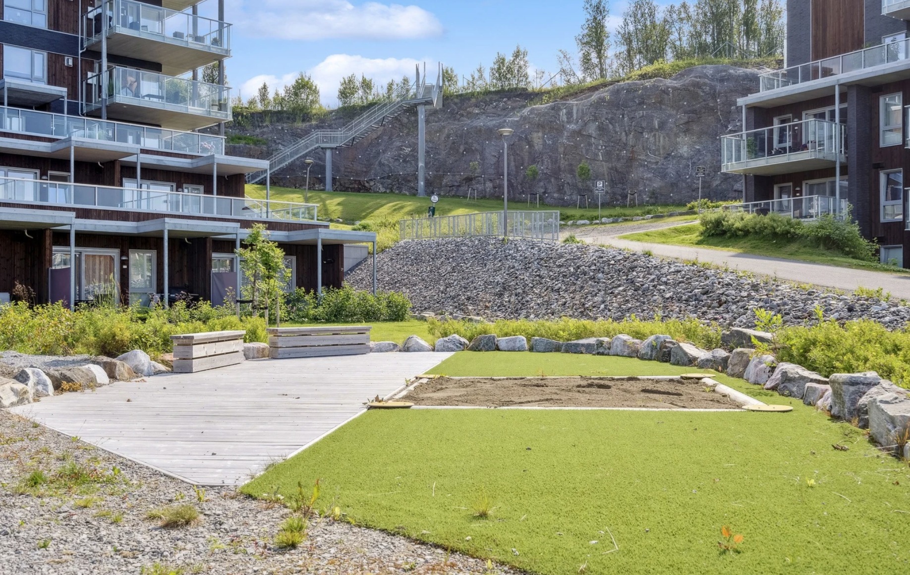 Fine turmuligheter i området, og parkområde med plen. Lysløypen ligger rett oppfor bygget- perfekt for ski/sykle/gåtur. 